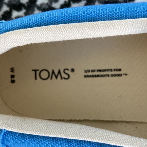 TOMS Slip Ons

**NEW&BOXED** - Picture 6 of 6
